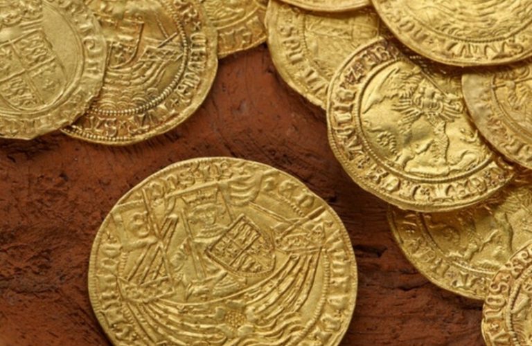 من الطين إلى الذهب.. عائلة بريطانية تعثر على كنز مفقود منذ 5 قرون